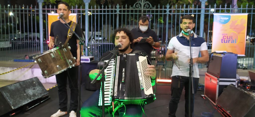 grupo de forró no mercado dos pinhões